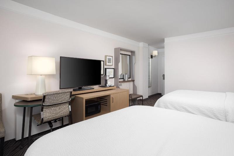 Standard Queen Room with Two Queen Beds and Balcony image 2