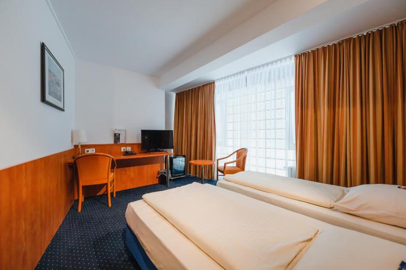 Double Room image 3