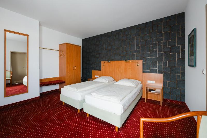 Double Room with Garden View image 4