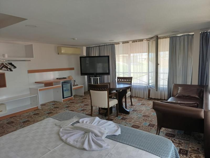 Deluxe Double Room with Sea View image 2