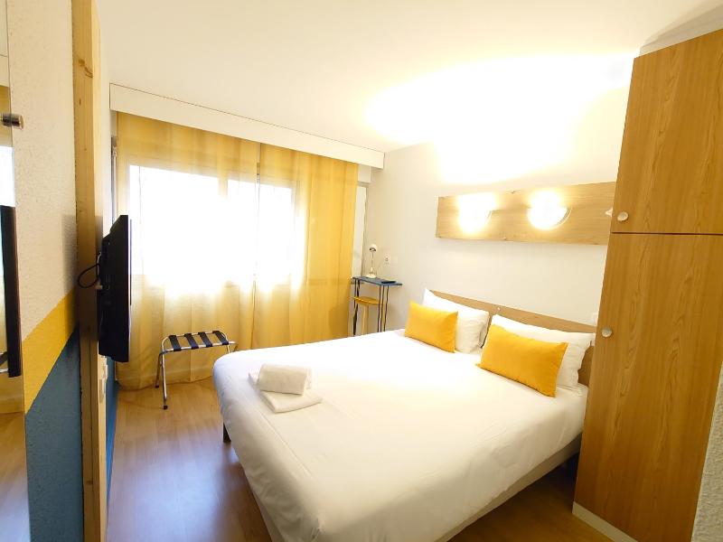 Pop Room with Double Bed image 3