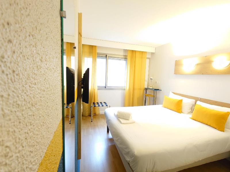 Pop Room with Double Bed image 4