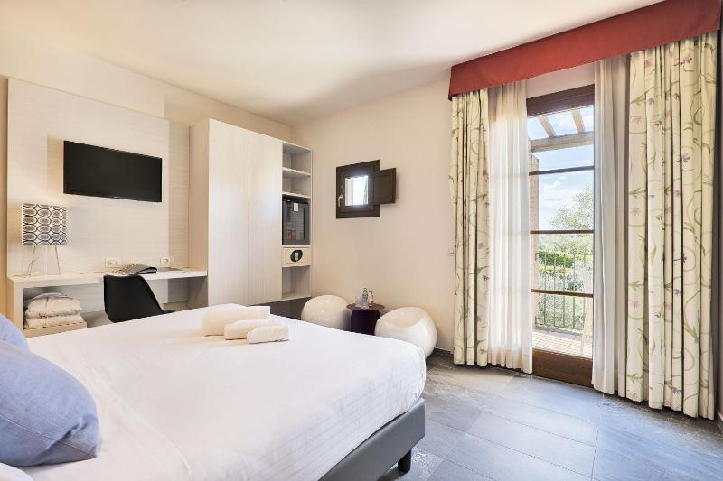 Classic Double or Twin Room image 3