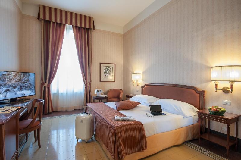 Double or Twin Room with Partial Sea View image 2