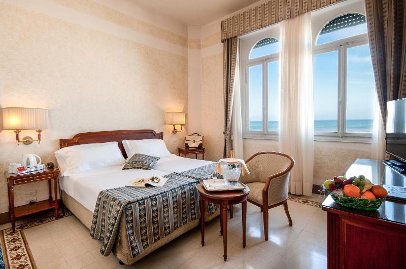 Double Room with Sea View image 3