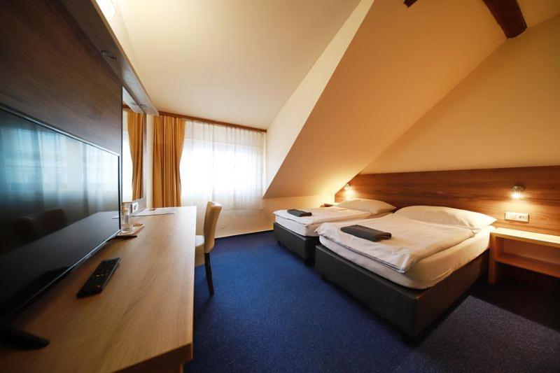 Double or Twin Room image 4