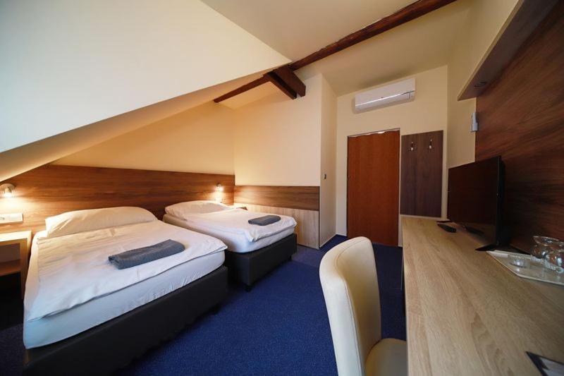 Double or Twin Room image 2