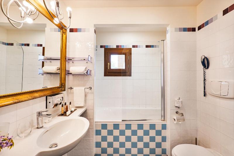 Classic Double or Twin Room image 4