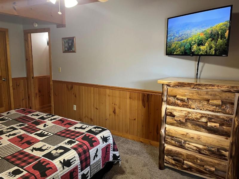 ER27- Bear Naked - Great location- Close to town cabin - image 15