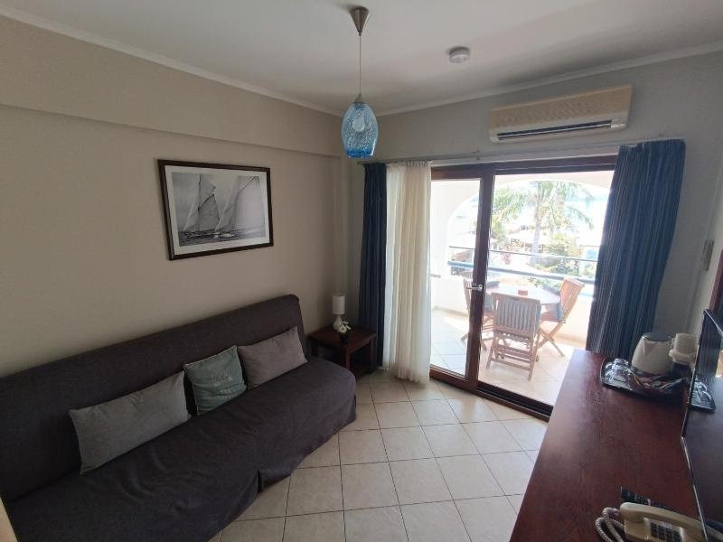 Superior Triple Room image 4