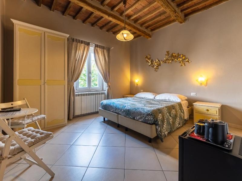 Double Room image 4