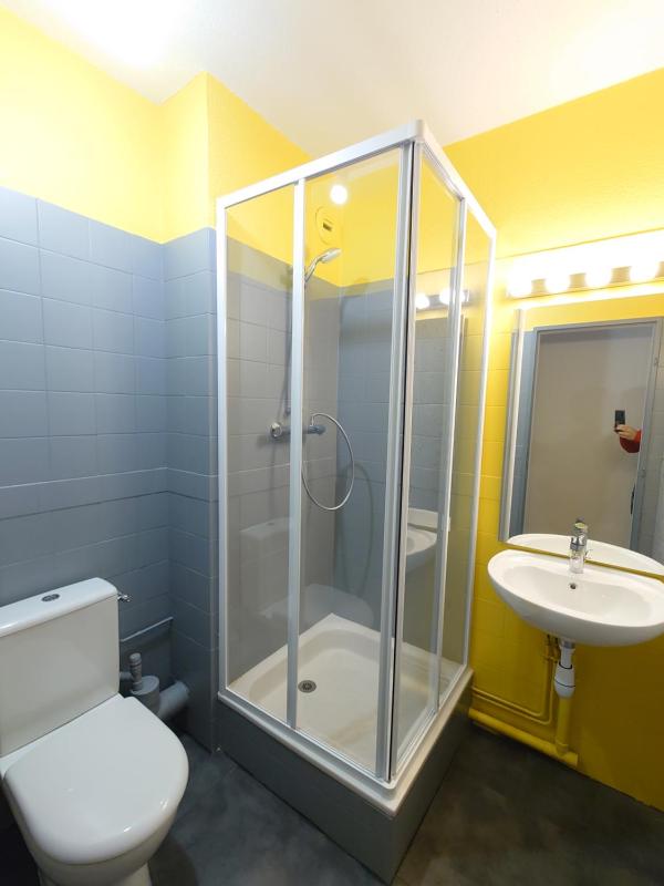 Pop Twin Room image 1