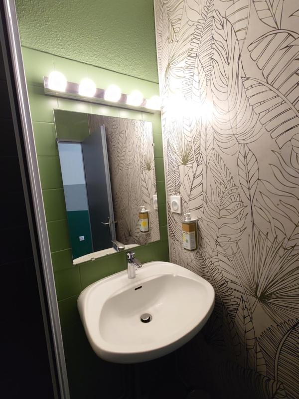 Pop Twin Room image 3