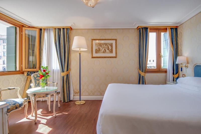Deluxe Double Room with Canal View image 2