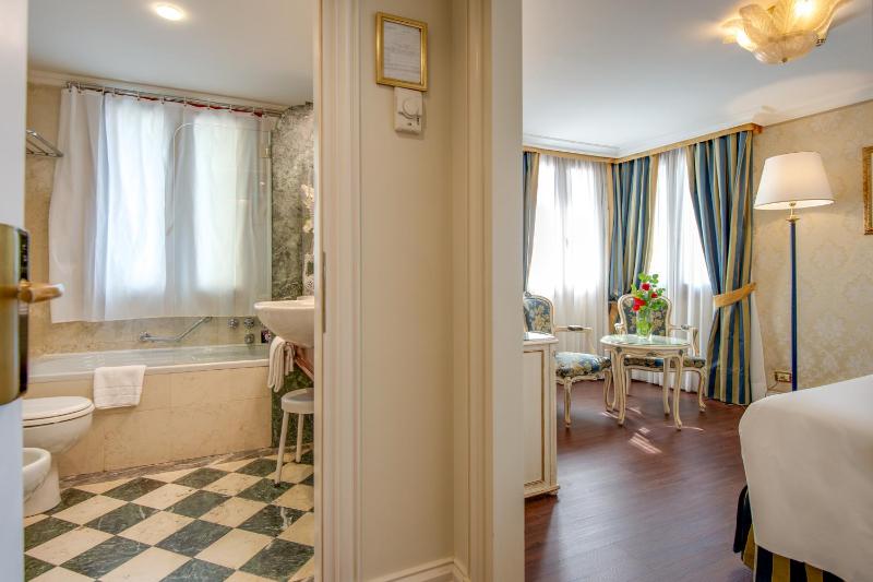 Deluxe Double Room with Canal View image 3