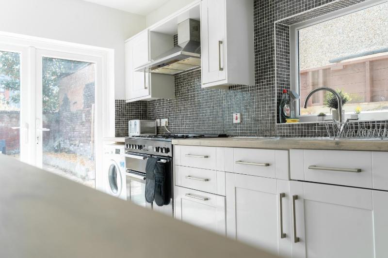 Open Mind Property - 6 Beds & Free Parking - image 11
