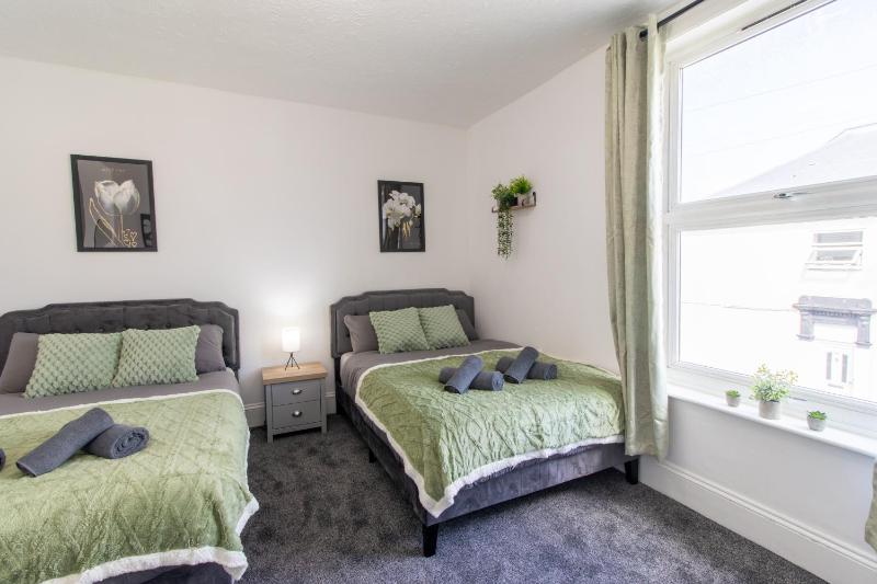 Open Mind Property - 6 Beds & Free Parking - image 25
