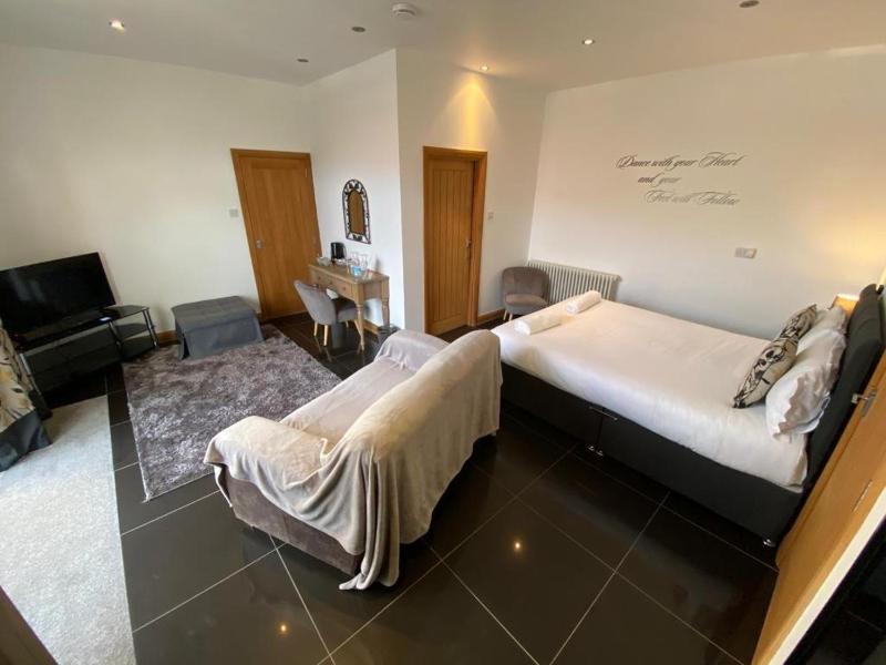 Deluxe Quadruple Room image 4