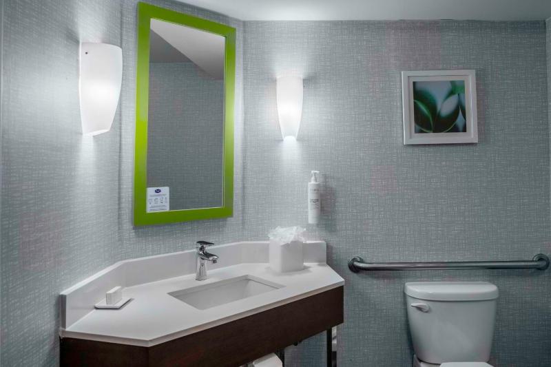 Double Room - Mobility/Hearing Access with Bathtub image 2