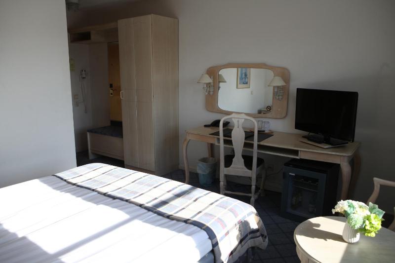 Economy Triple Room image 2