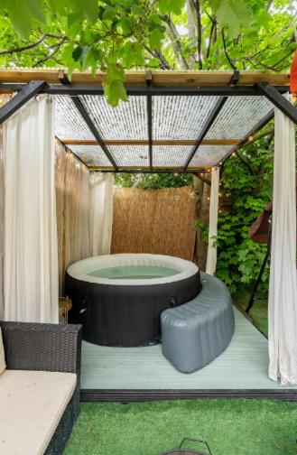 3Bed 2Bath with Garden sauna & Hot Tub Images