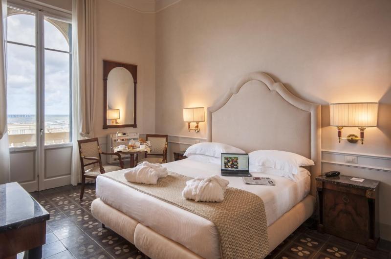 Double Room with Sea View image 4