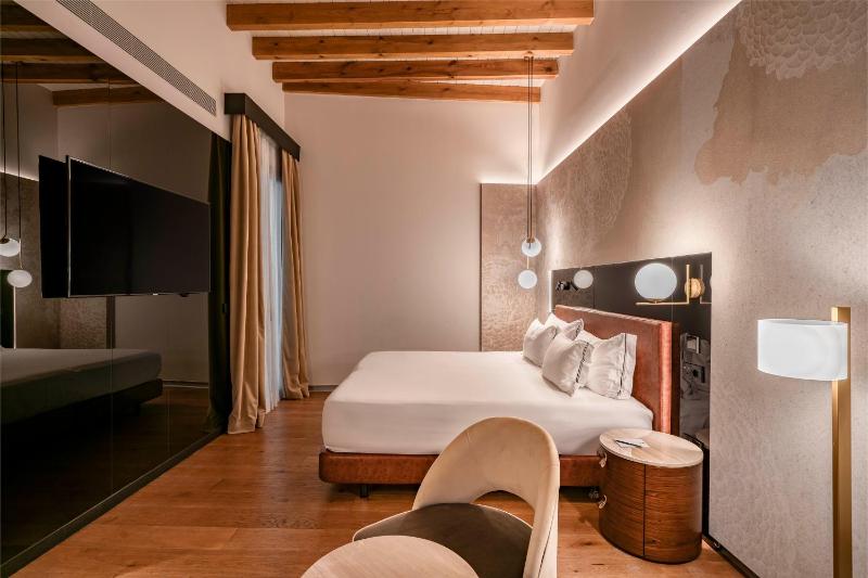 Grand Deluxe Double or Twin Room image 4