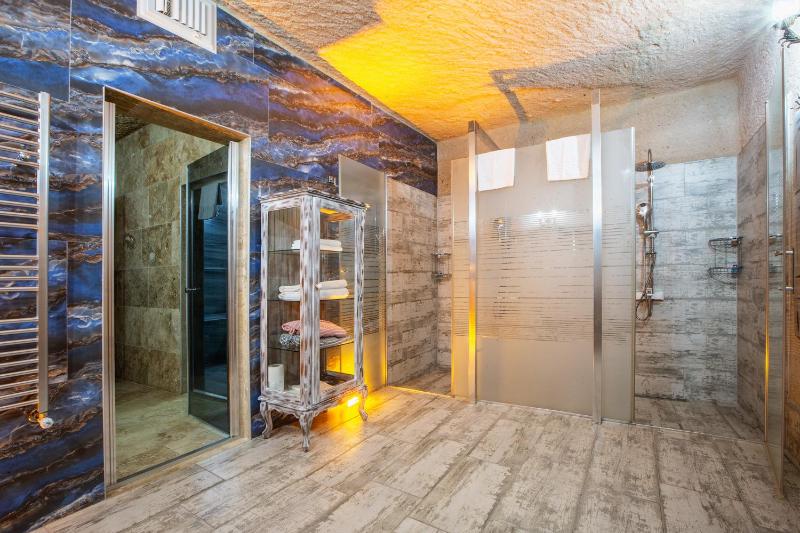 Suite with Sauna image 4
