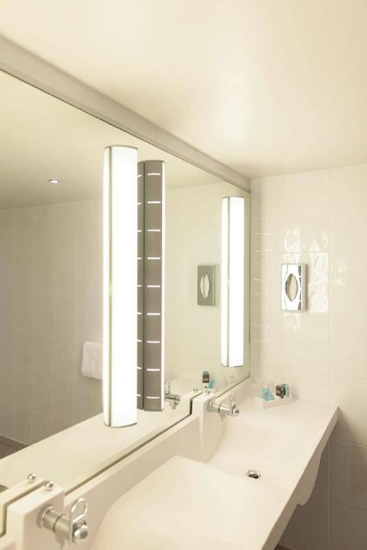 Superior King Suite with Double Sofa Bed image 2