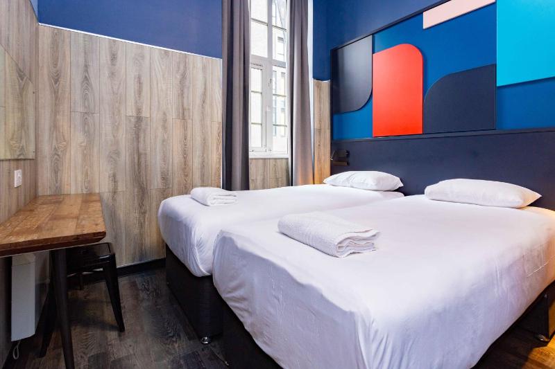 Twin Room with Extra Bed image 1