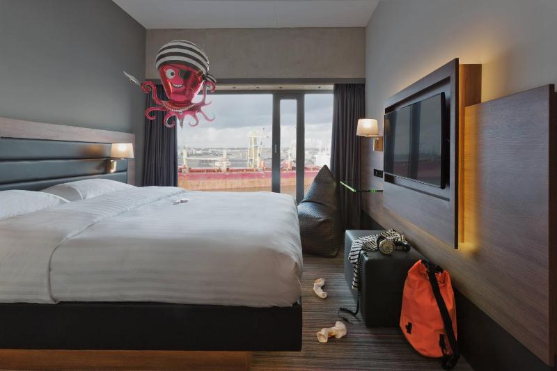 Double Room - Moxy Sleeper Lookout Queen image 1