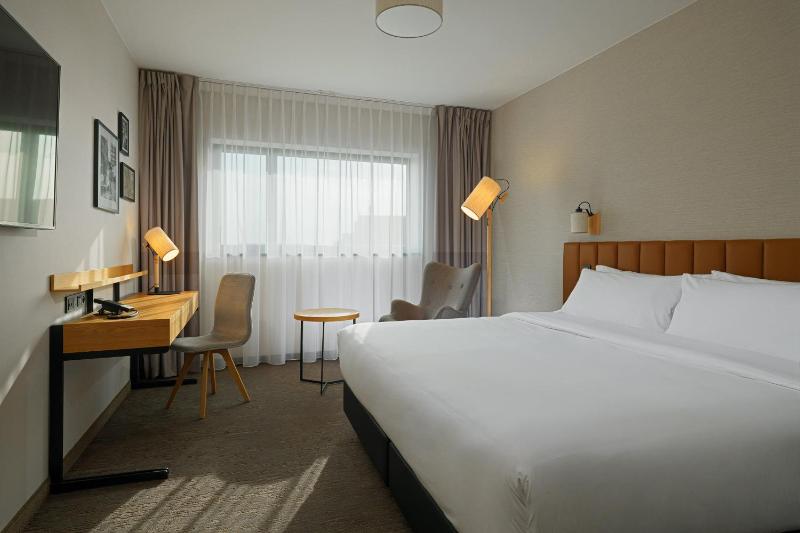 Classic, Guest room, 1 King image 3