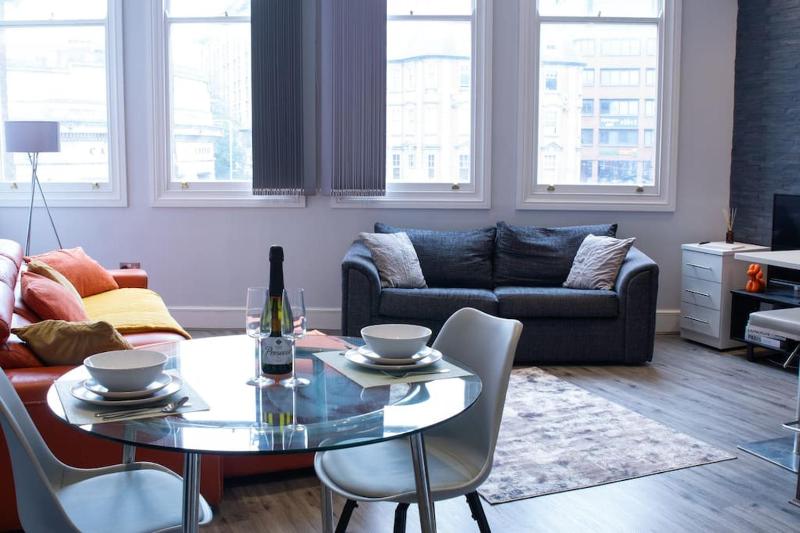 Spacious Apartment In City Centre - Free Parking - image 20