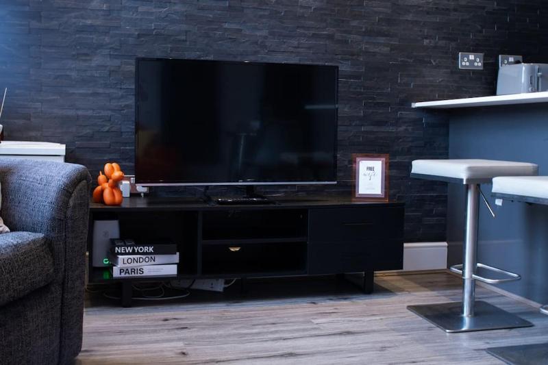 Spacious Apartment In City Centre - Free Parking - image 18