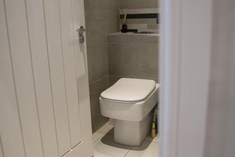 Spacious Apartment In City Centre - Free Parking - image 17