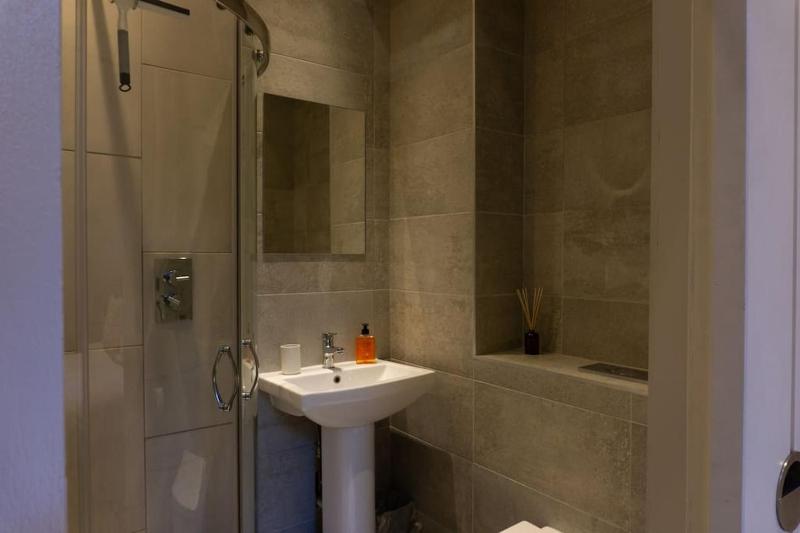 Spacious Apartment In City Centre - Free Parking - image 14
