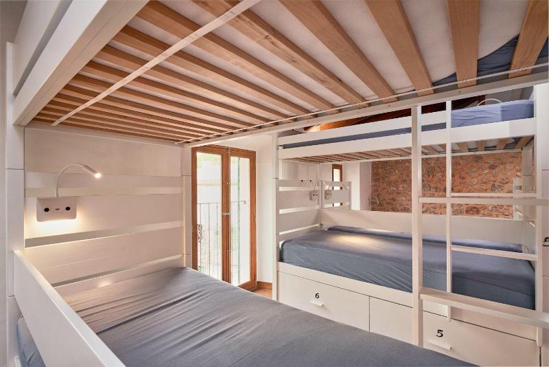 14 - Bed in Mixed dormitory room image 1