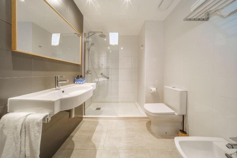 Twin Room with Balcony image 1