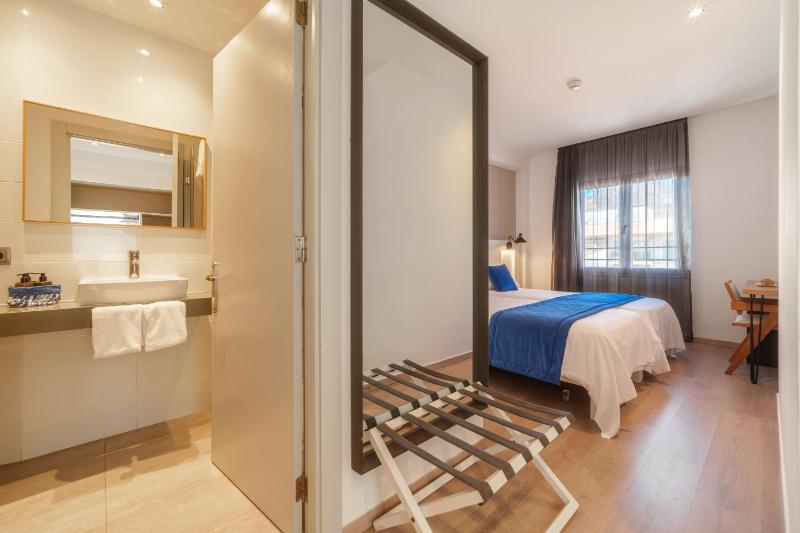 Twin Room image 3