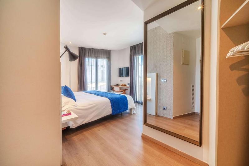 Twin Room with Balcony image 2