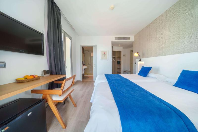 Twin Room with Balcony image 3