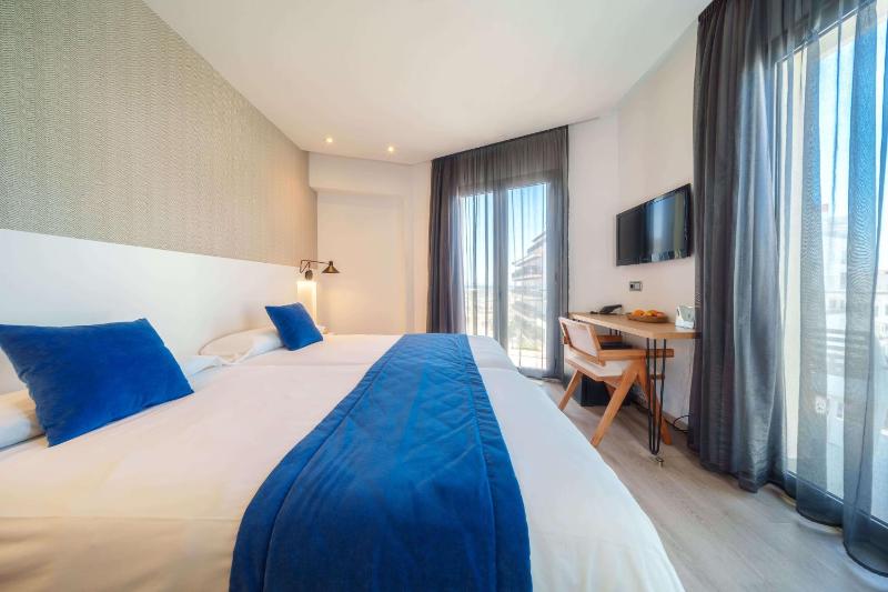 Twin Room with Balcony image 4