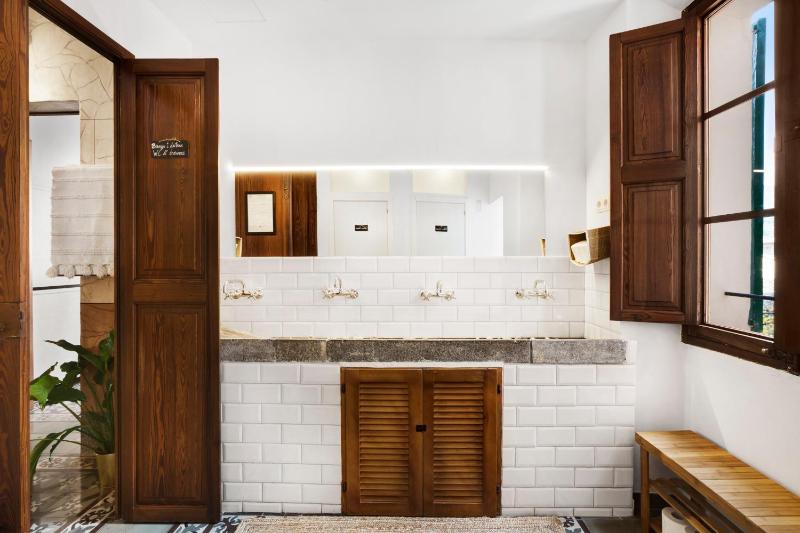 Double Room with Shared Bathroom image 4