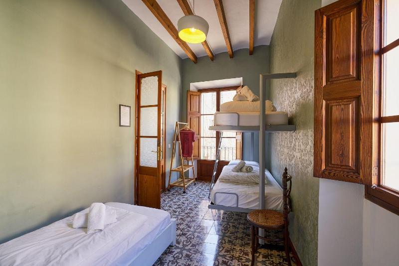 Triple Room with Shared Bathroom image 1