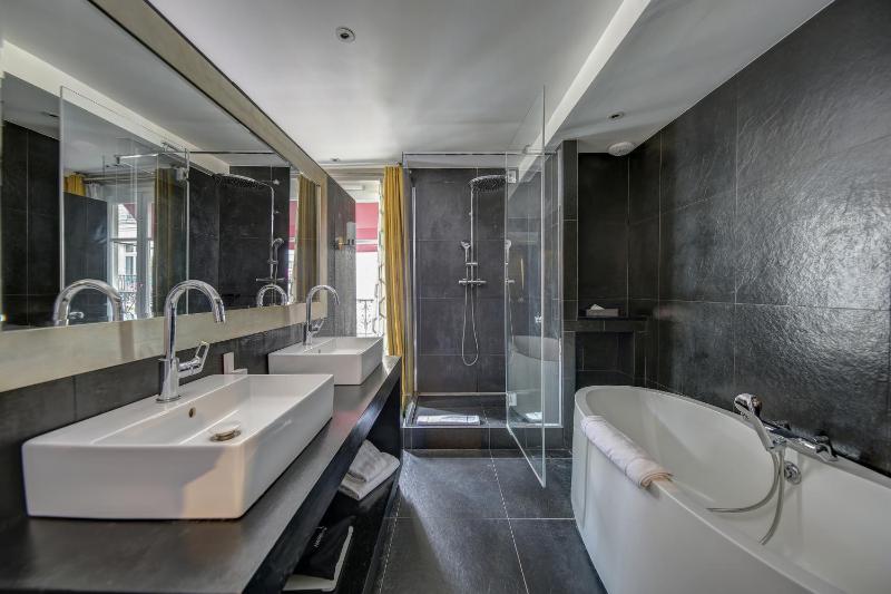 Deluxe Double Room image 4