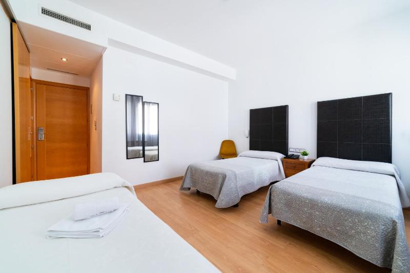 Triple Room with Bath image 4