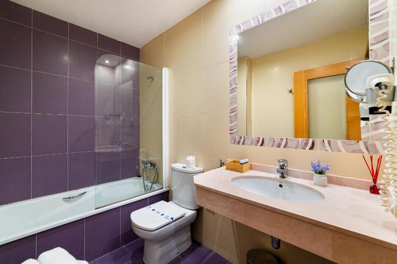 Double or Twin Room image 4