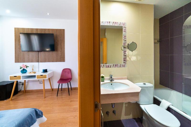 Deluxe King Room image 2