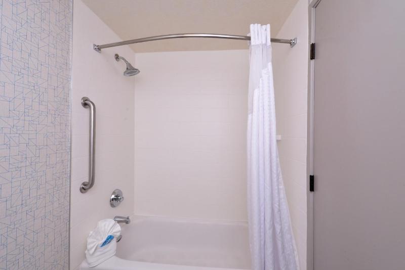 Standard King Room image 3
