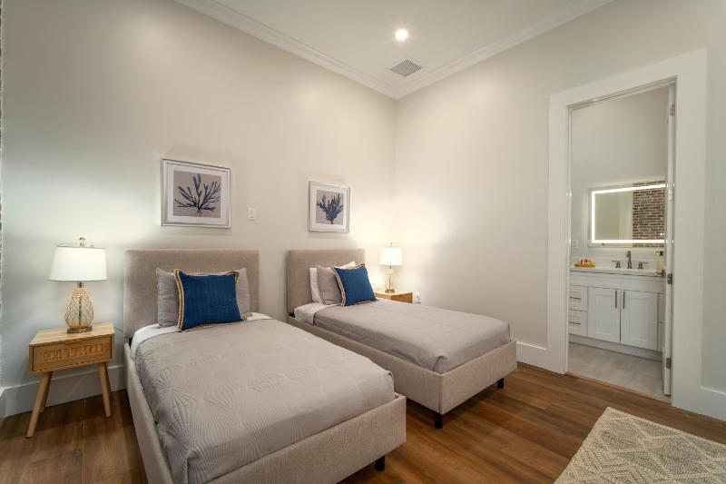 Harbor House Suite A - image 14